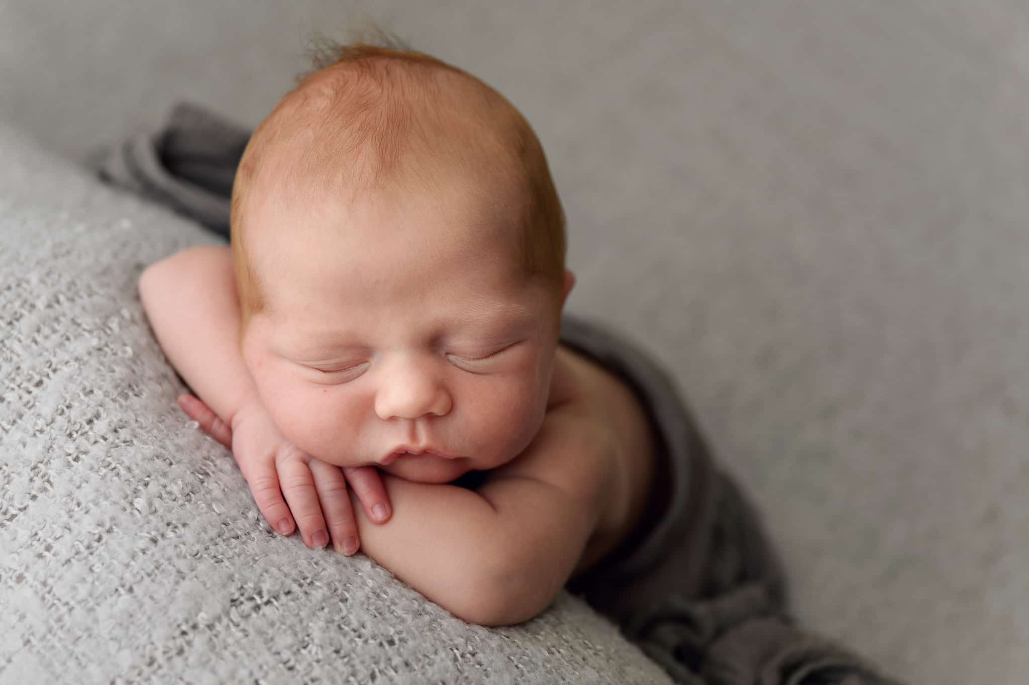 photo of newborn baby head on hands